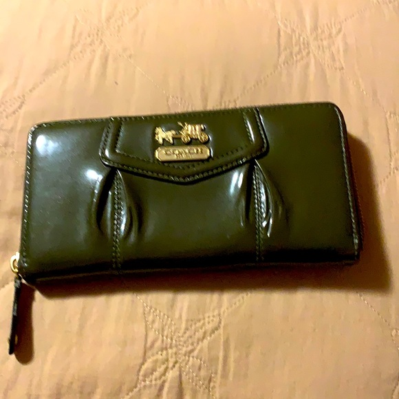 🪴EUC Patent Leather Zip Wallet🪴 - Picture 1 of 5